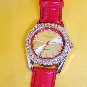 MANHATTAN Ladies Wristwatch leather band  gold plating, no faux diamonds missing